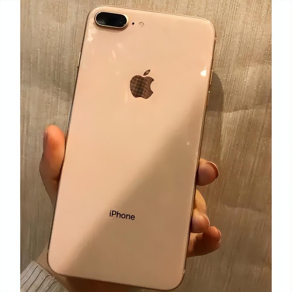 为何6年前的iPhone8plus，现在还有人在用?盘点这款钉子户的魅力