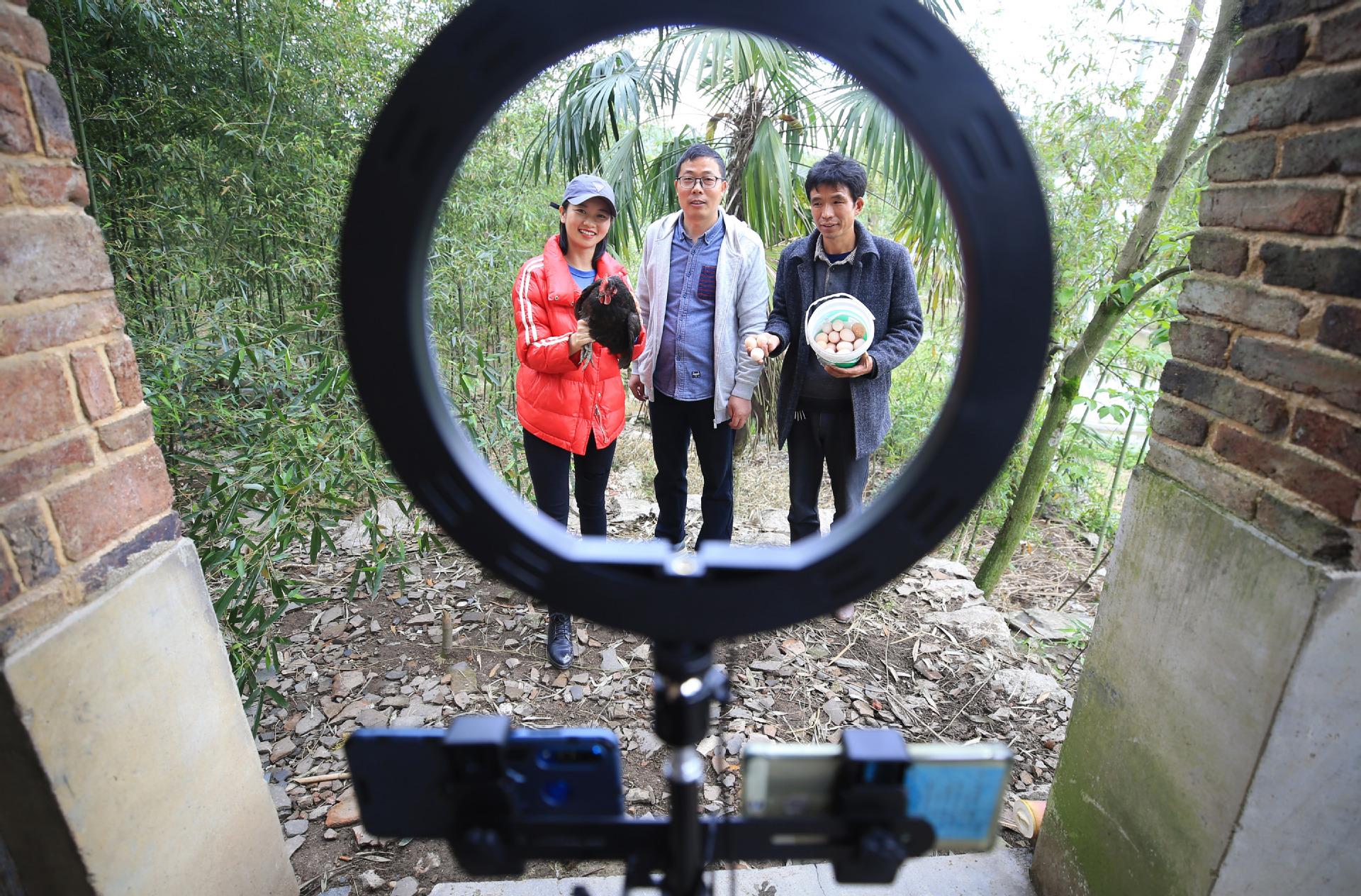 每日一词∣新型消费 new forms of consumption