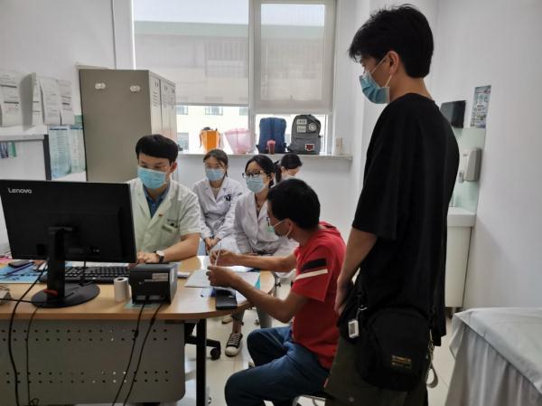 需求井喷！陪人看病能月入过万？“临时家属”靠谱吗？