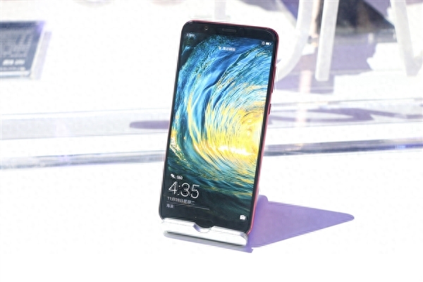 2699+麒麟970!华为荣耀全面屏旗舰V10上手图赏:这红色太有爱