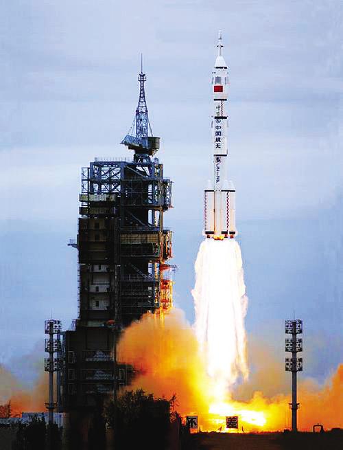 中国载人航天史回顾｜神舟六号：实现“多人多天”航天飞行 首创多个中国太