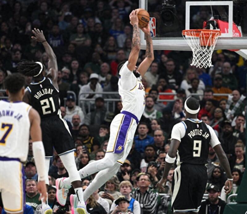 戴维斯近8场场均32分15篮板1.6抢断3.3封盖,命中率64%