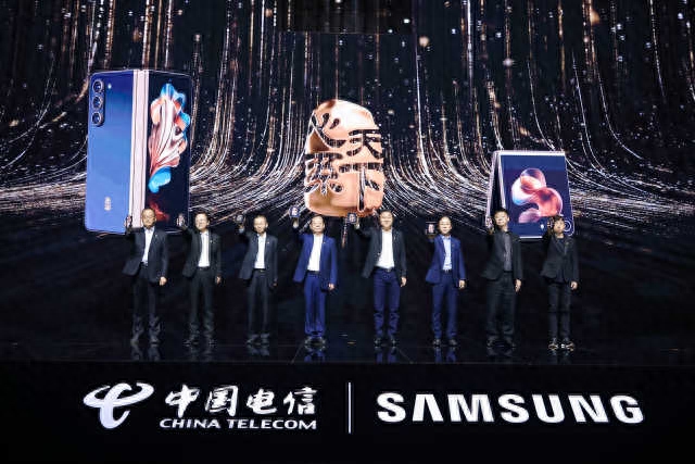 “心系天下”再出新品,三星发布W24、W24 Flip 折叠屏手机