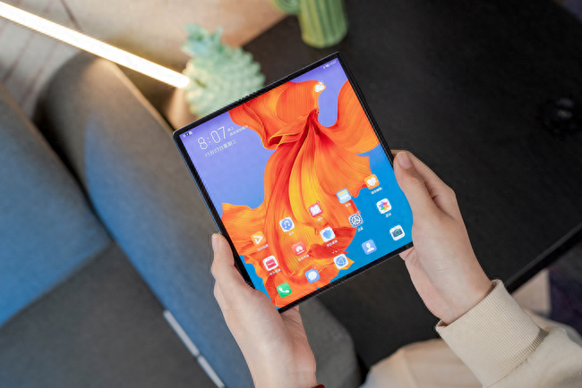 这才是最好的折叠形态 年度创新手机华为Mate X评测