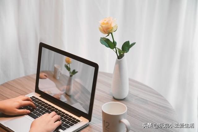 00后打工仔电脑坏了，专业电脑维修人员，竟拿出手机搜解决办法？