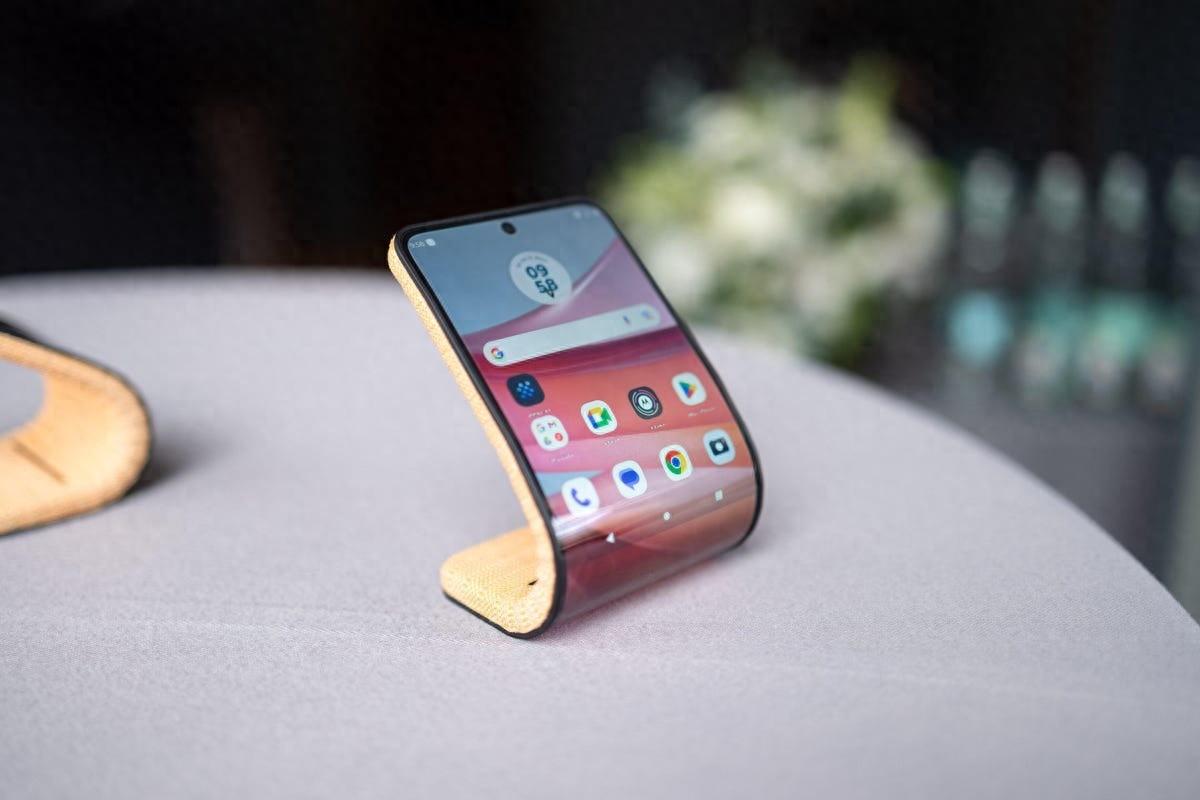 摩托罗拉全新折叠概念闪现MWC2024！戴在手腕上的手机你见过吗