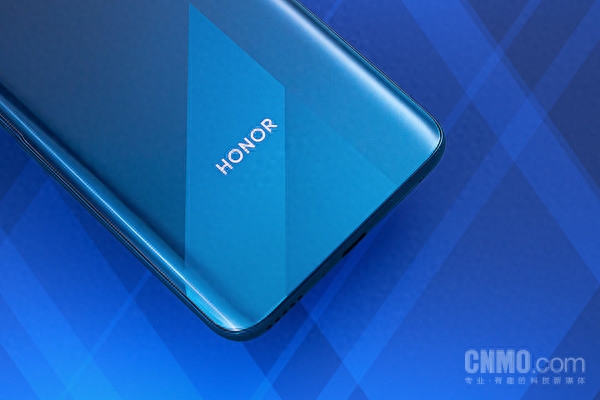 荣耀X10强的不只性能 它可能是2020最具性价比5G手机