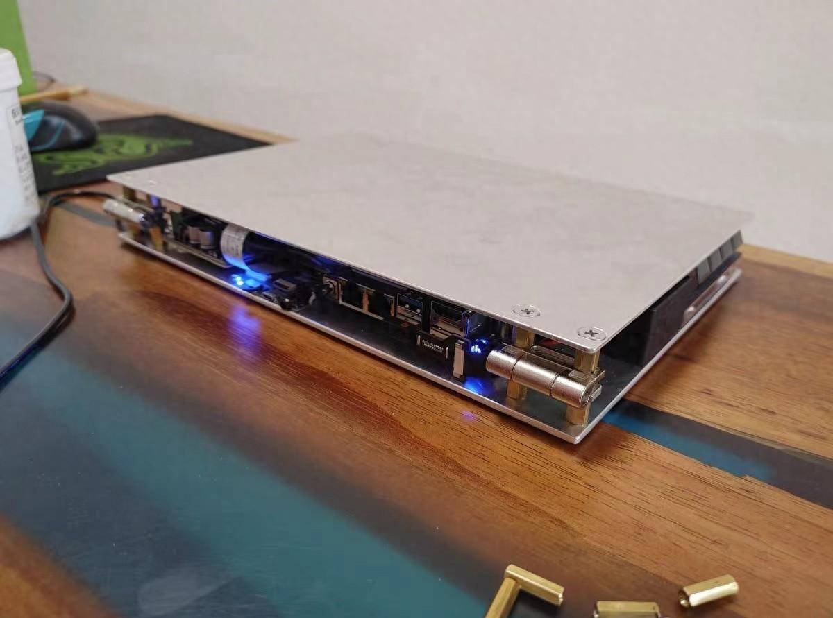 大神自制笔记本电脑,12.5寸屏幕+机械键盘+钢铁机身