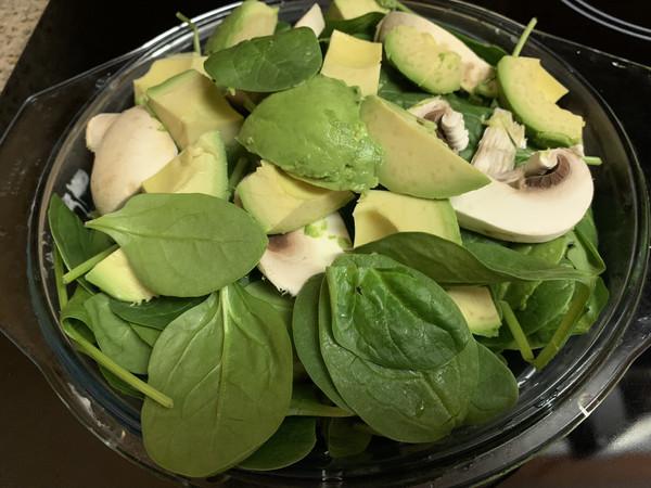 Salad: 小菠菜叶片,蘑菇,牛油果