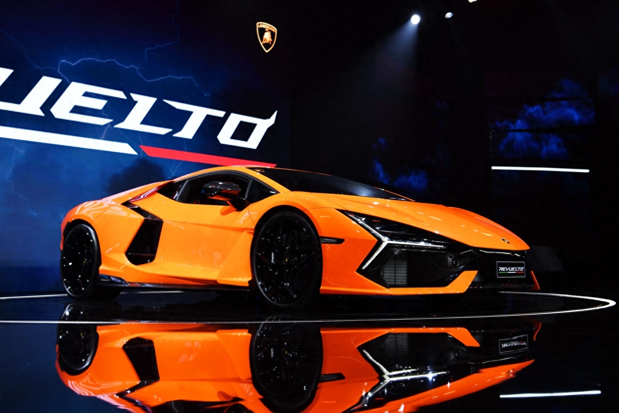 2.5秒破百,卖629.4994万!兰博基尼Revuelto北京亮相