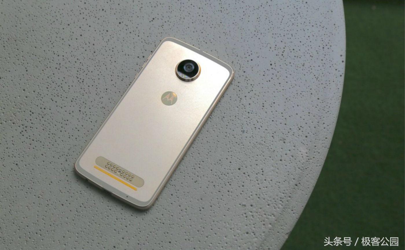 moto Z2 Play 体验：一个更加「均衡」的模块化手机