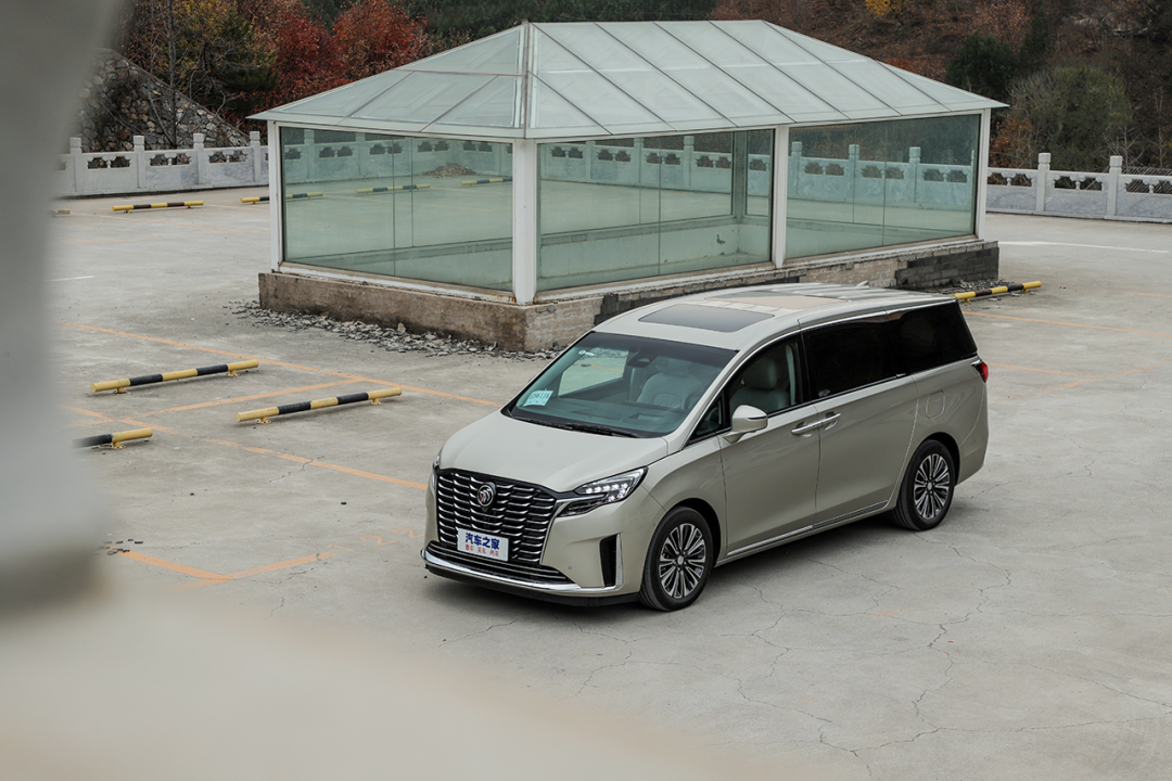 别克GL8:气场不输埃尔法！销量霸主还得是它！奶爸直接“闭眼入”