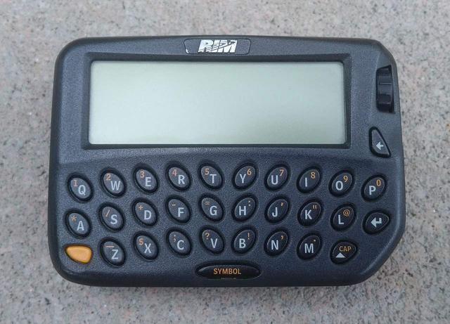 黑莓bold9790，屏幕和键盘的平衡