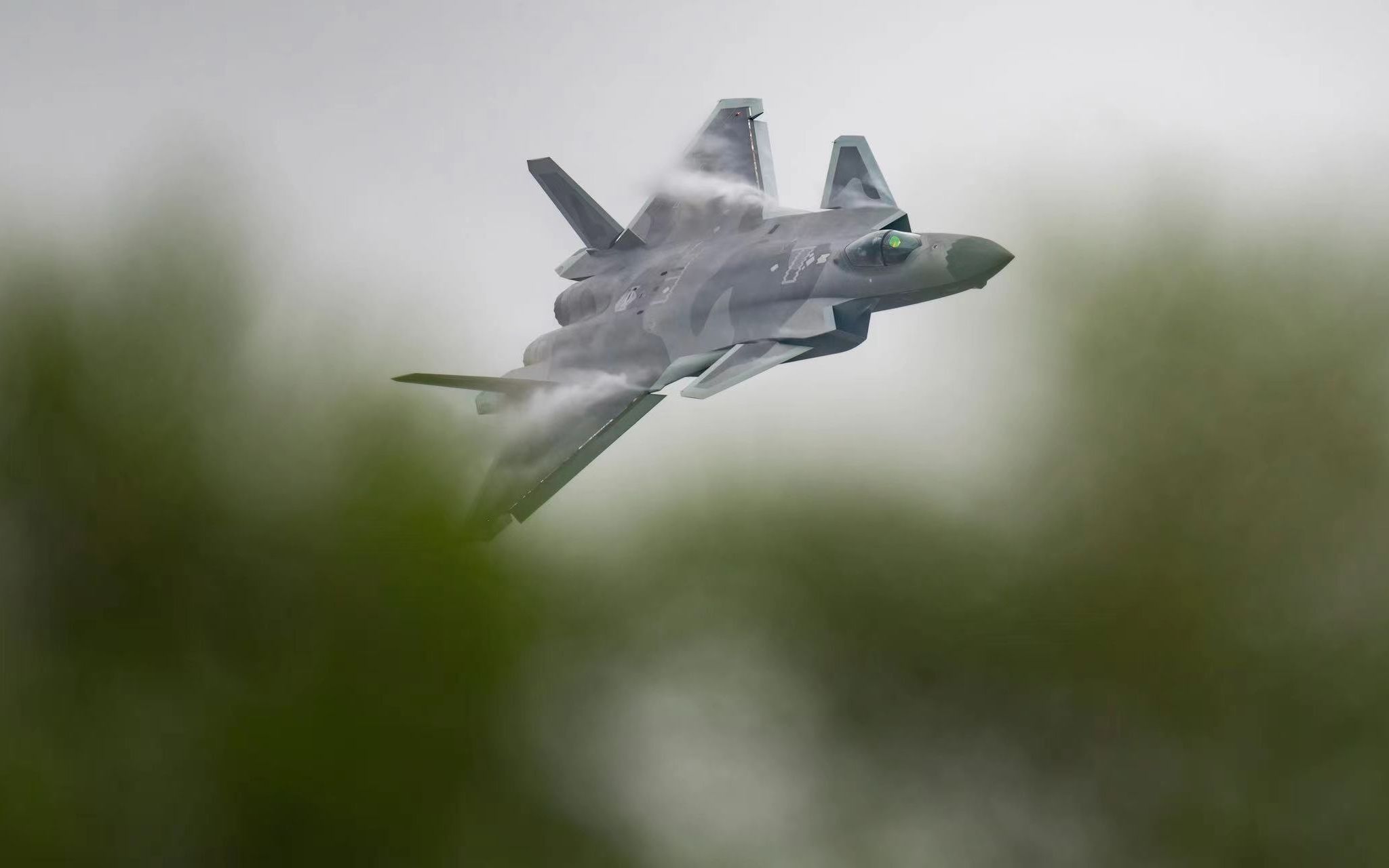 空军歼-20展翅珠海 首次进行地面展示