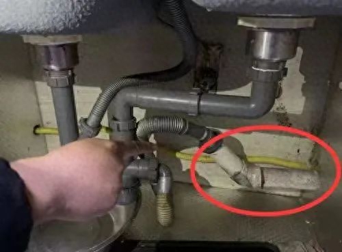 太坑人！说好的上门维修费五六百元，竟然暴涨到4000多元