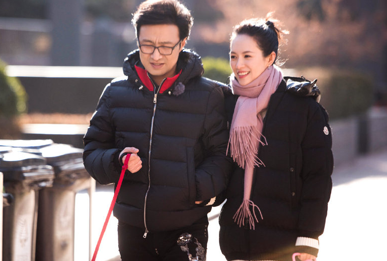 汪峰可真潮！拿半自动“开裆棉服”给老婆保暖，章子怡蹲地拒绝！