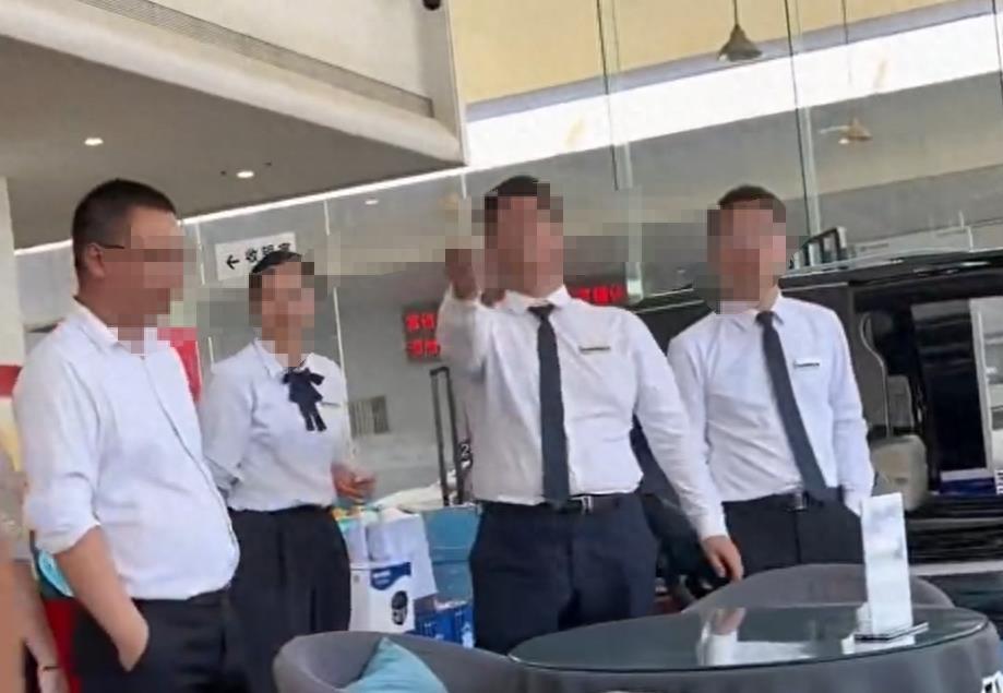 4S店员工痛批客户：买车10万还想怎样！官方道歉！