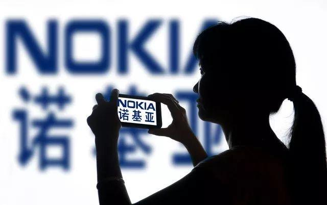 翻盖智能手机、待机28天、卖700元！“砸核桃”的诺基亚又回来了？