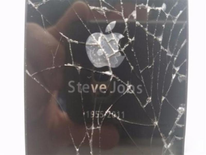 iPhone 4S售价高达102.8万 手机圈收藏潜力巨大
