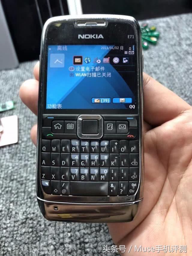 一部经典的诺基亚神机，全键盘+WIFI+3G网，用过的都成年了！