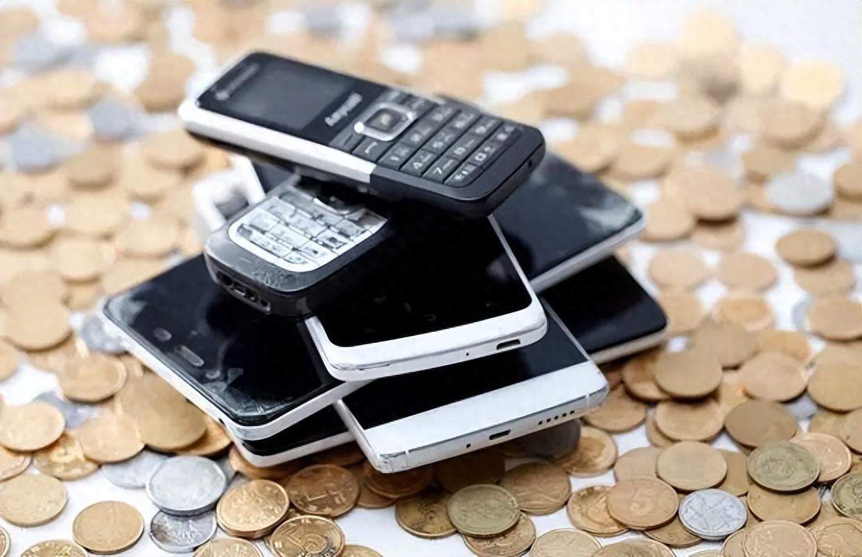 旧手机回收靠什么赚钱？铁盆换走转头就卖上千元，想象不到的暴利