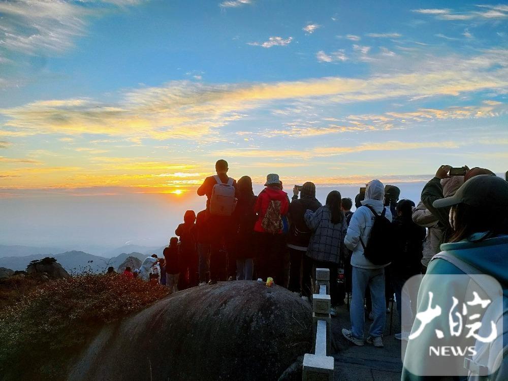 夜爬天柱山 一览旭日升