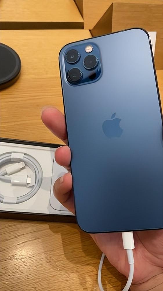 苹果12p价格跌至2000多，拿5台测评，告诉你一定要大内存！