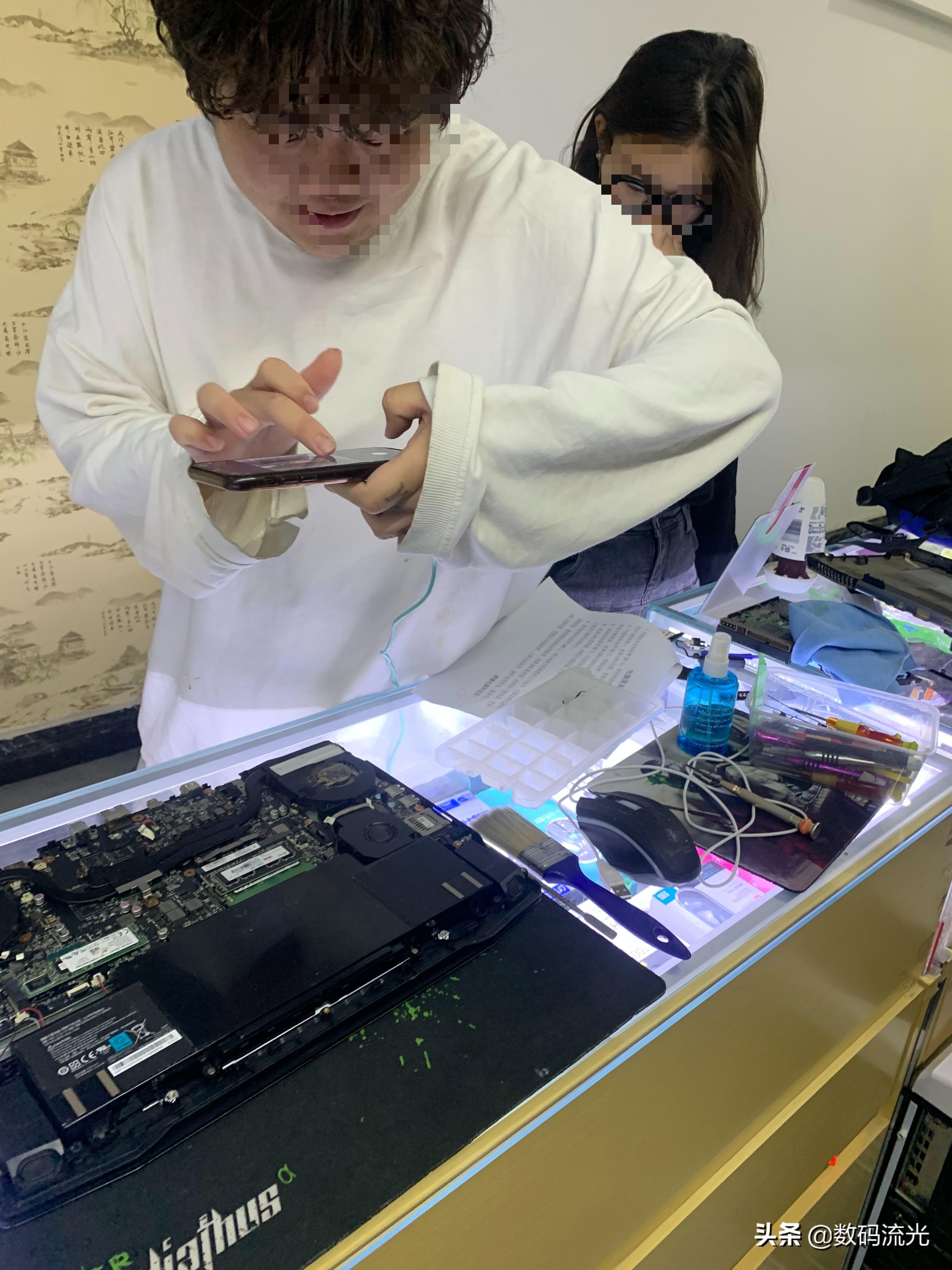 情侣二人给电脑清灰保养，高手的操作看不懂，这是完全弄反了啊