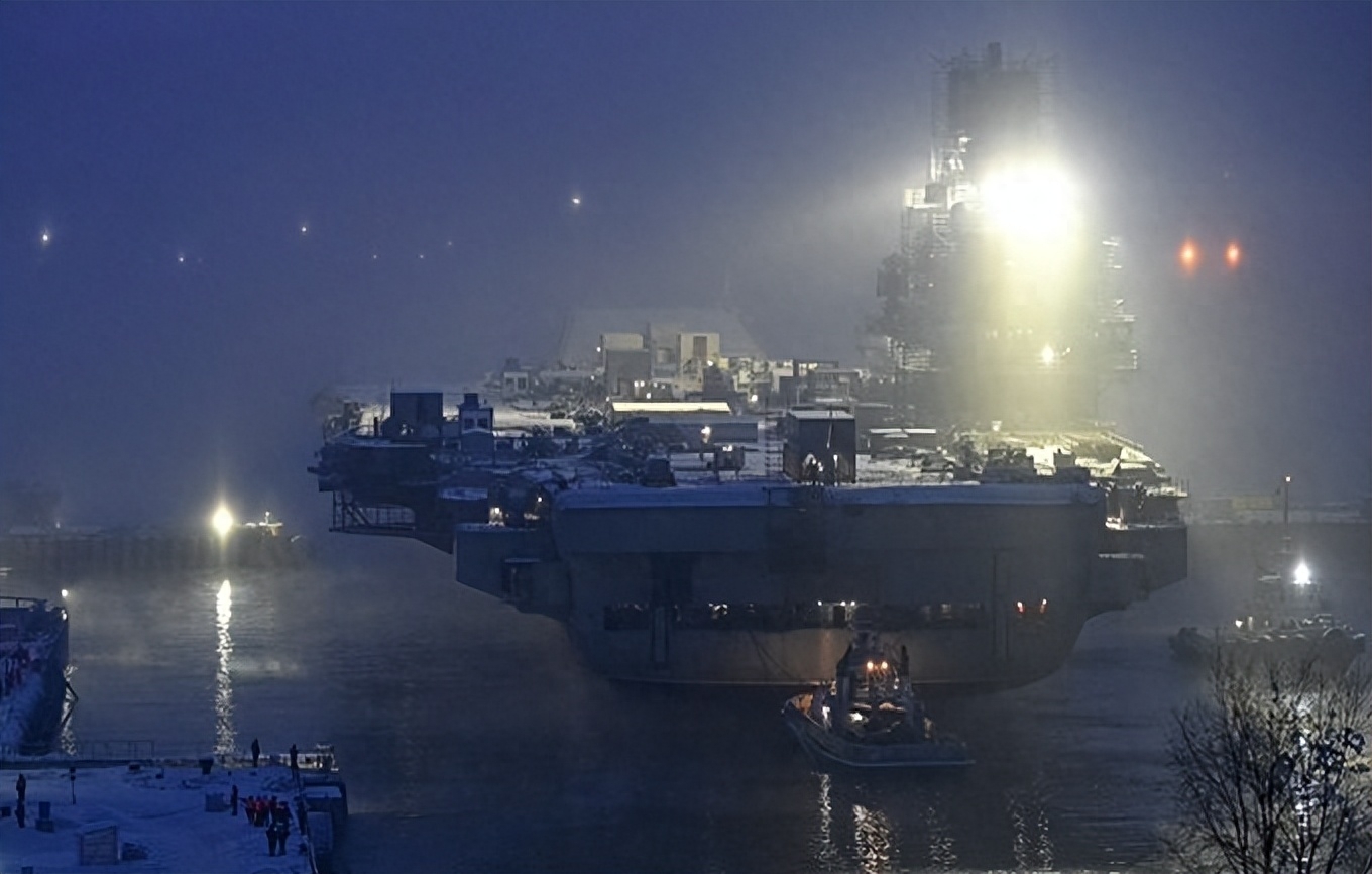 俄航母趴窝6年重招1500水兵,山东舰看了沉默,辽宁舰看了摇头