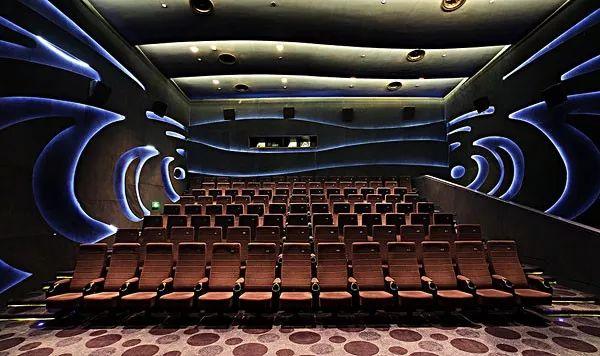 去了美国才知道，老外不管电影院叫 Cinema