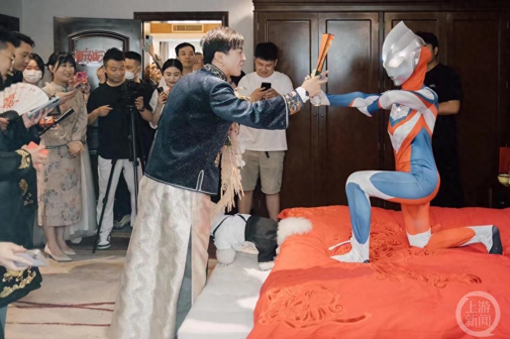 郑州小伙迎娶“奥特曼” ,新娘:悄悄计划了一年