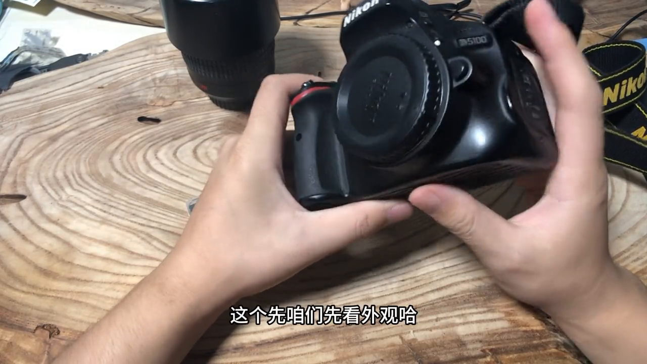 尼康D5100 单机市场价600-900元，还拥有一块翻转屏