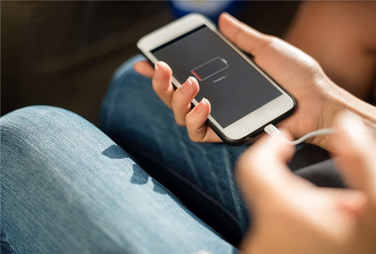 又一个苹果通病?iPhone14电池健康度一年跌至80%,换电池还涨价