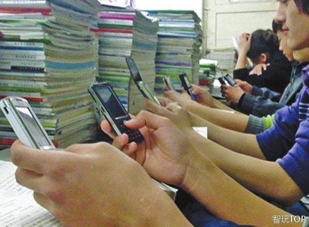 ​课桌下盲打短信的青春，这几款键盘街机你还记得么