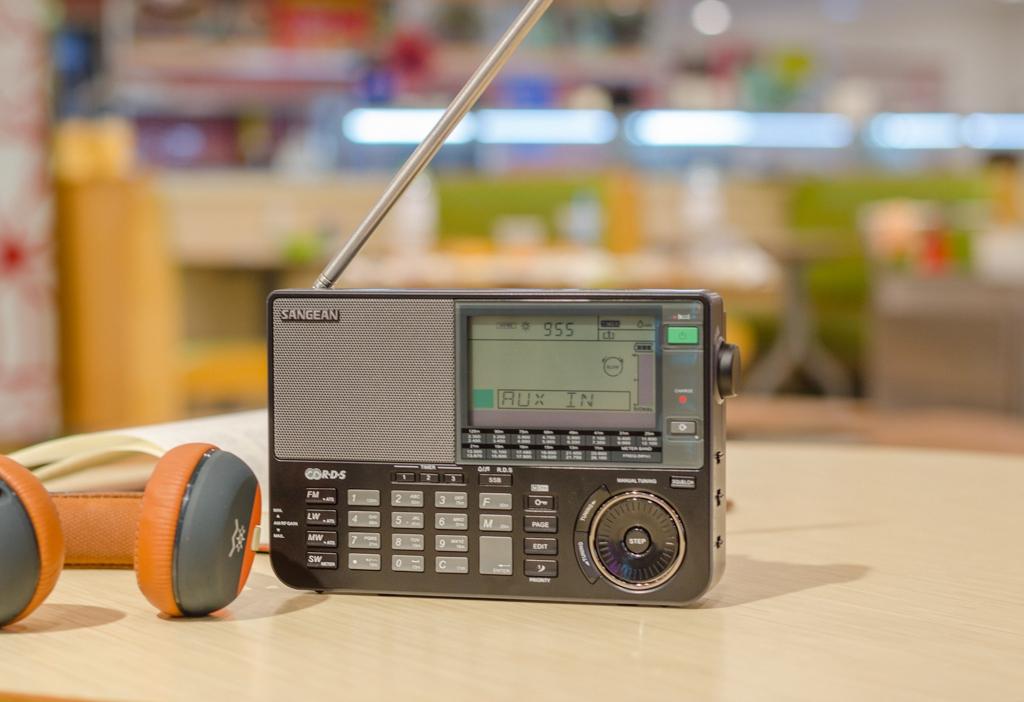 猫王、小米的收音机都是玩具,山进909X才是短波之王!