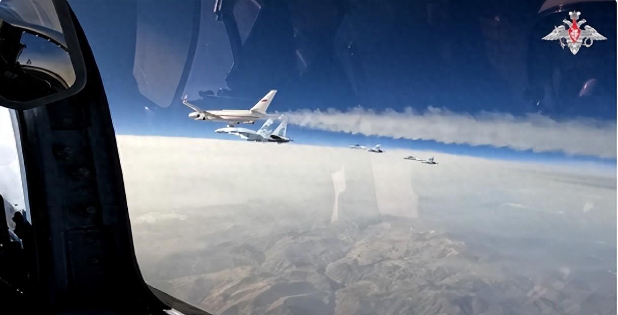 苏-35挂满实弹，全程护卫普京，现身中东腹地机场，直面战场威胁