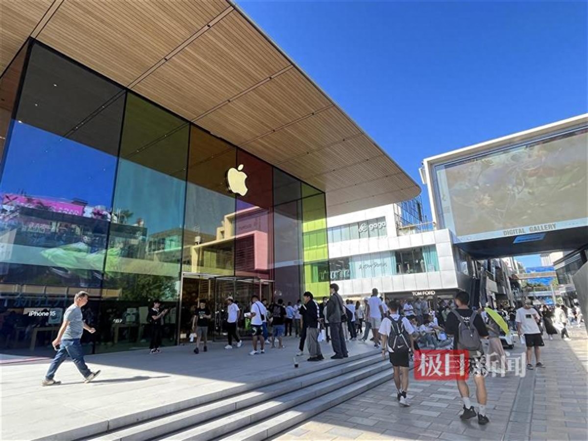 iPhone15系列今日开售：上百人排长队取货，“黄牛”加价1200元现场推销新机