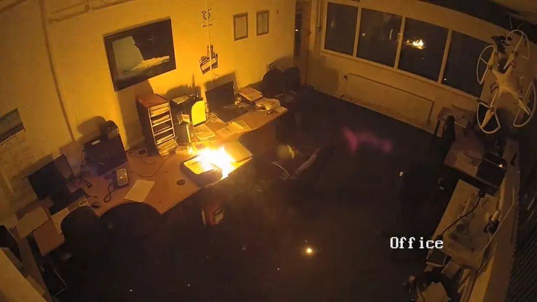 吓出冷汗!惠普笔记本充电时爆炸:整个办公室全烧毁!