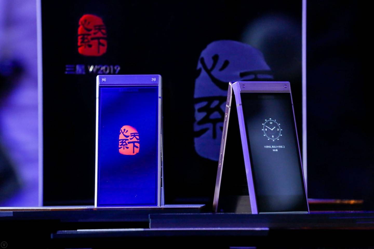 三星发布高端旗舰新机W2019，售价18999元