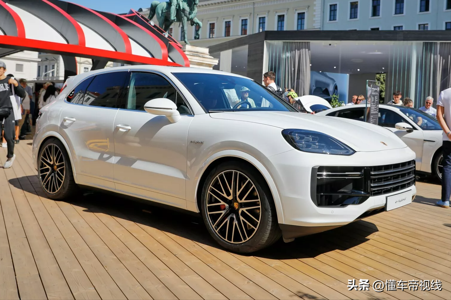 新车 | 售价194.8万元起，保时捷Cayenne Turbo E-Hybrid实车亮相