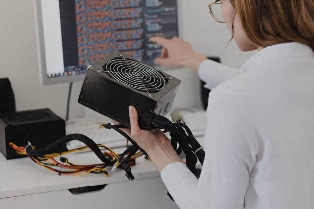 电脑电源坏了不要扔,其实很多都有一个通病,只要简单修一下就行