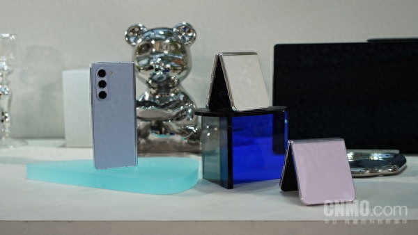 三星Z Flip5/Z Fold5上手速览 :这次我选时尚小折叠!