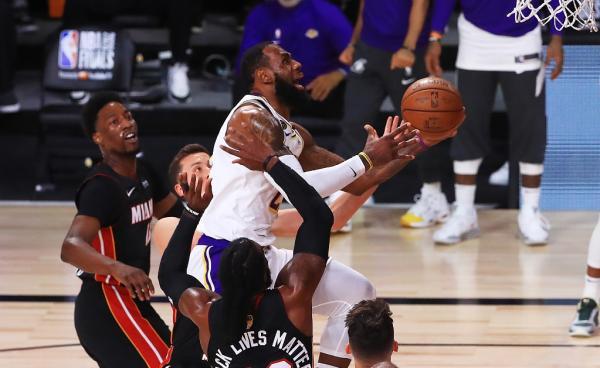 十年后再夺冠！湖人4-2拿下NBA总冠军，詹姆斯FMVP