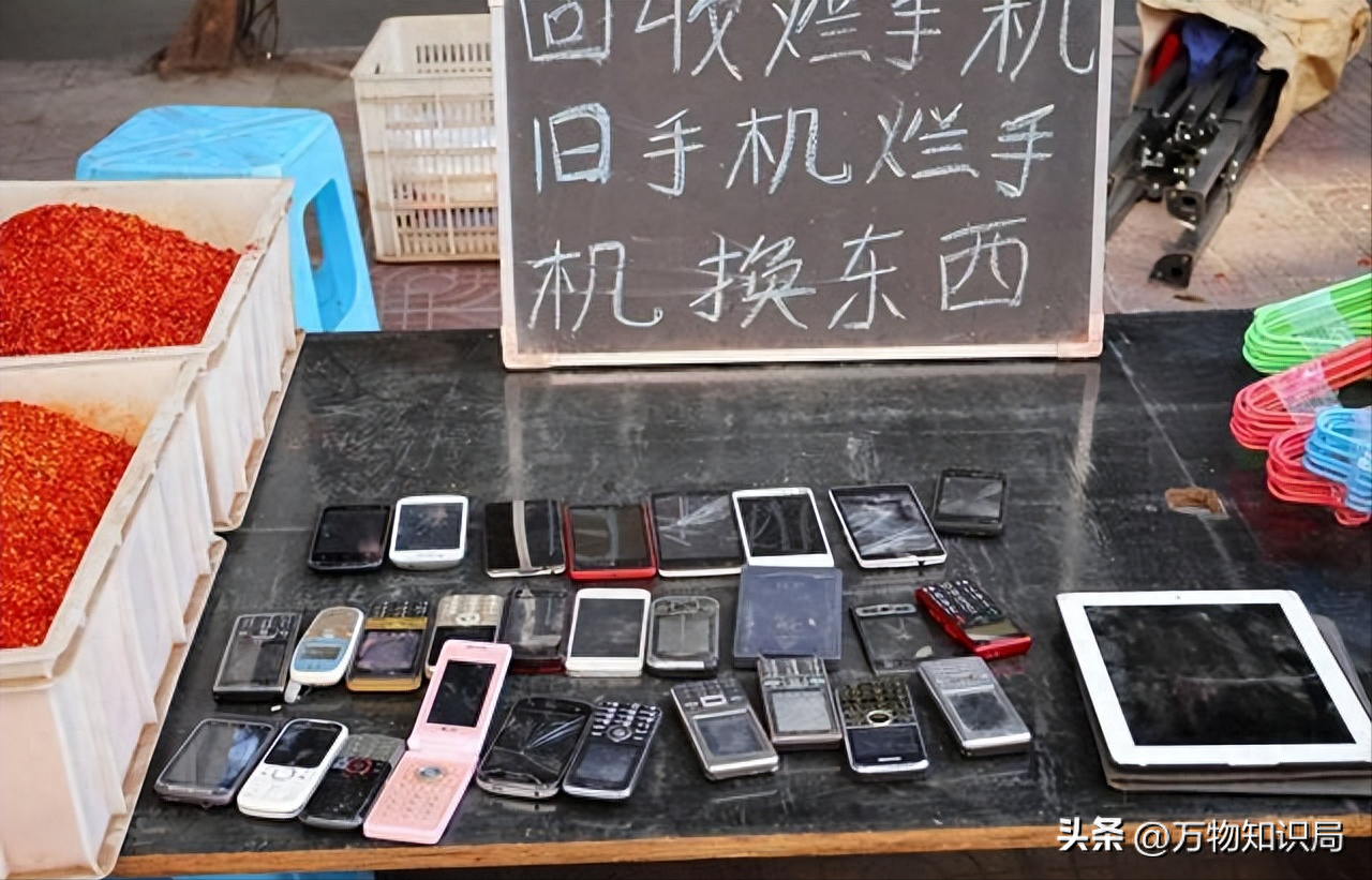 旧手机回收之后有啥用?提炼黄金出口国外,它的价值可不止一个盆