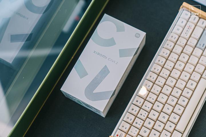 小米 Civi 2 图赏：双 3200 万前置「灵动岛」双摄，还有百褶裙后盖