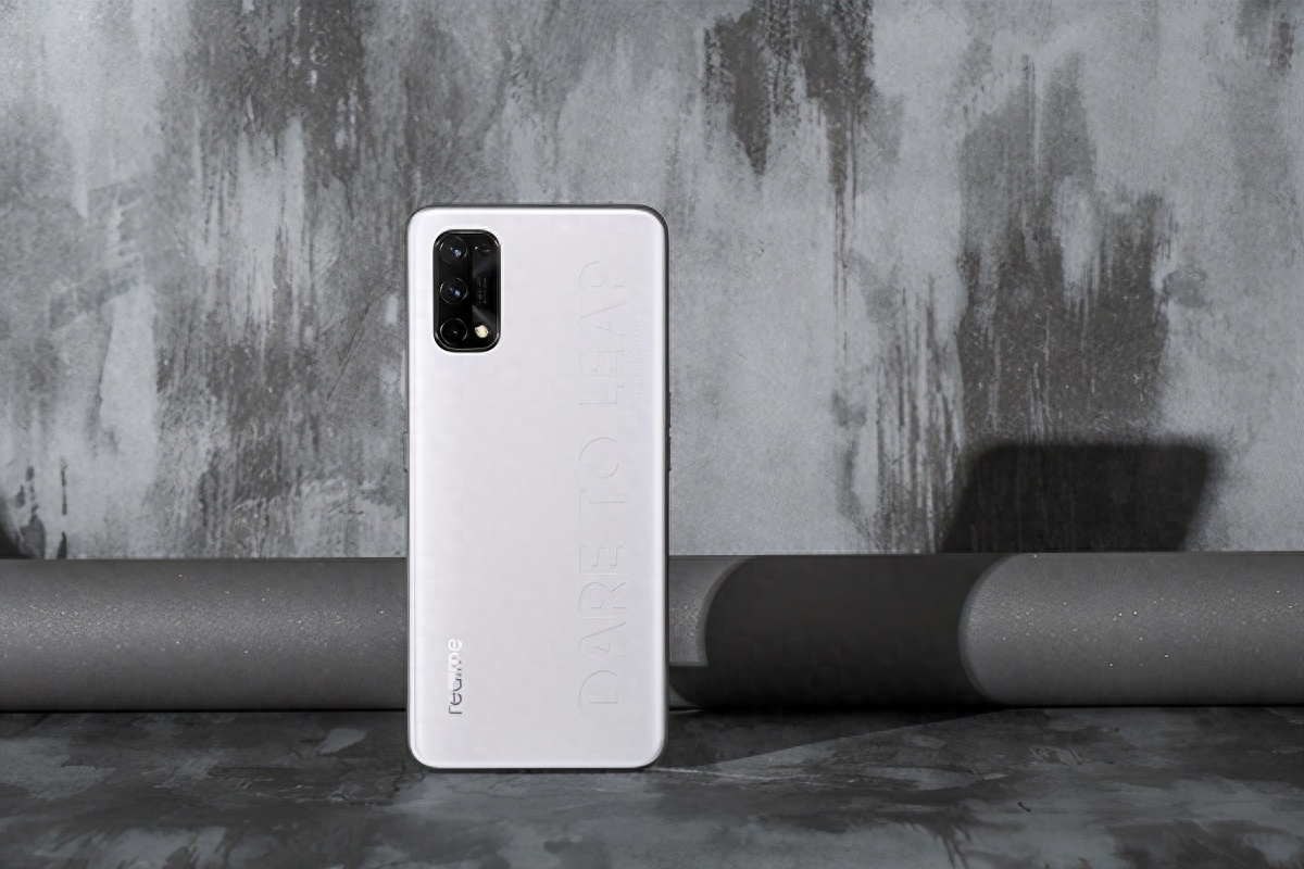 跌破首发价：首款素皮千元机也撑不住了，但天玑800U依然能打