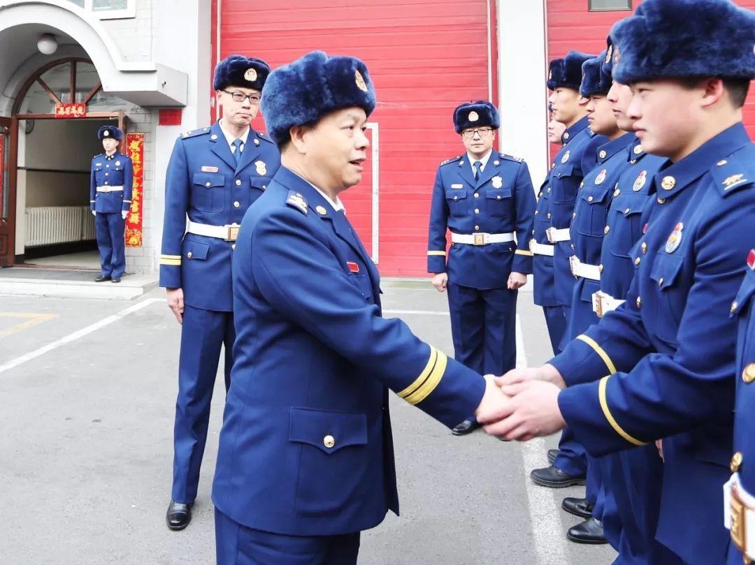 黑龙江省消防救援总队代旭日总队长节前慰问哈尔滨市消防救援支队指战员并检