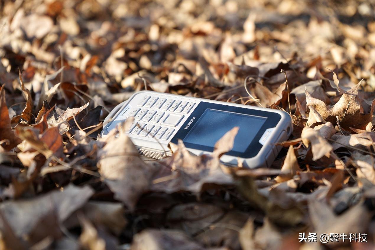 军工标准+待机43天 硬核三防手机诺基亚Nokia 800测评