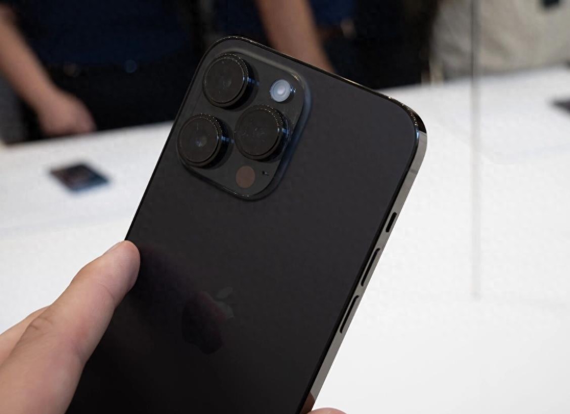 对比测试发现,iPhone15是4G手机,Mate60才是5G手机?