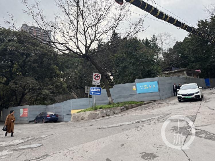 上游帮忙｜江北大石坝街一指示牌杆歪斜严重 路过市民盼维修